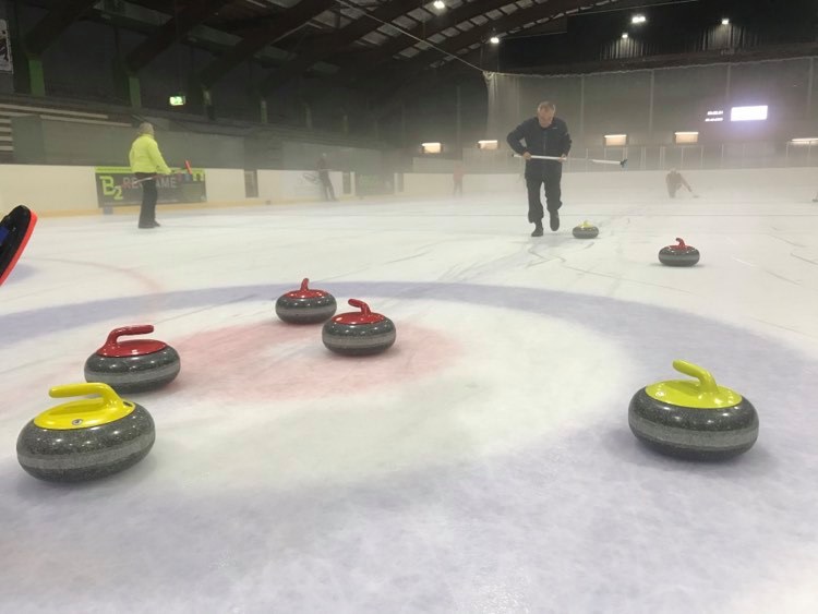 Opener 2020 nevel boven de curlingbaan